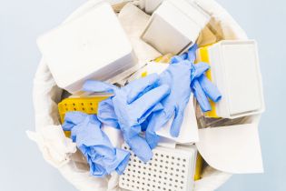Odpady z papieru i tektury w placówce medycznej