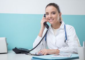 Rejestrowanie pacjenta przez telefon – o czym musi pamiętać rejestratorka