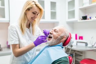 Jak dbać o zęby po 50. roku życia? Kluczowe nawyki dla zdrowia jamy ustnej