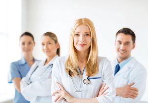 Asystent medyczny – jakie wymagania musi spełnić i jakie ma uprawnienia w placówce medycznej