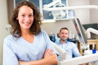 Za niewłaściwe leczenie pacjenta lekarz dentysta ponosi odpowiedzialność odszkodowawczą