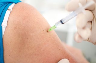 Kara porządkowa dla pracownika za brak certyfikatu szczepienia – czy można ją stosować