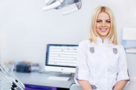 Sprawdź, jak skonstruować umowę zlecenia ze studentką stomatologii jako asystentką